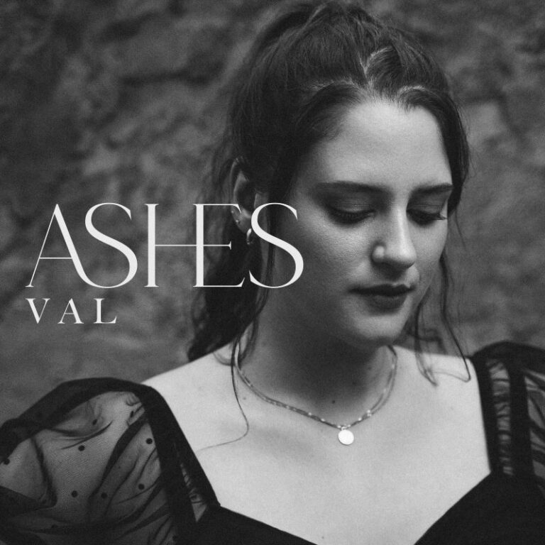 Con una voz predilecta, la chilena VAL presenta su primer EP «Ashes»