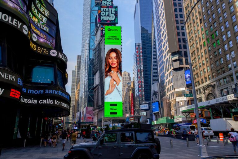 Myriam Hernández destaca en portada de Time Square en Nueva York
